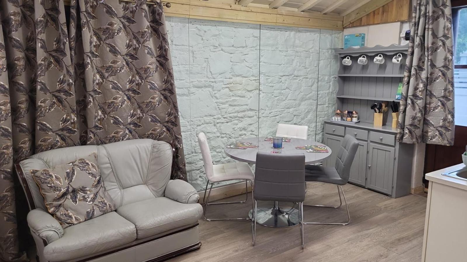 Mount Pleasant Country House Guest House Лукан Екстериор снимка